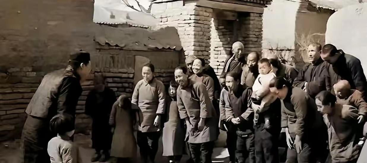 快解放那一年，村里的地主把田地全卖光了，因为他大儿子写信回来了，叫他卖的，不卖以