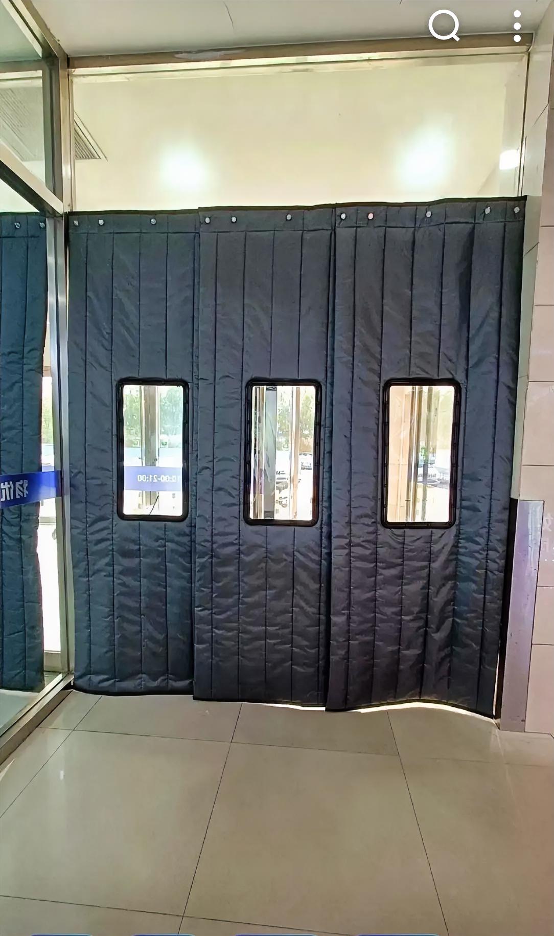 山西太原，这个周末到朝阳街的服装城转了一圈，所到之处的商城都挂上了厚厚的棉门帘，