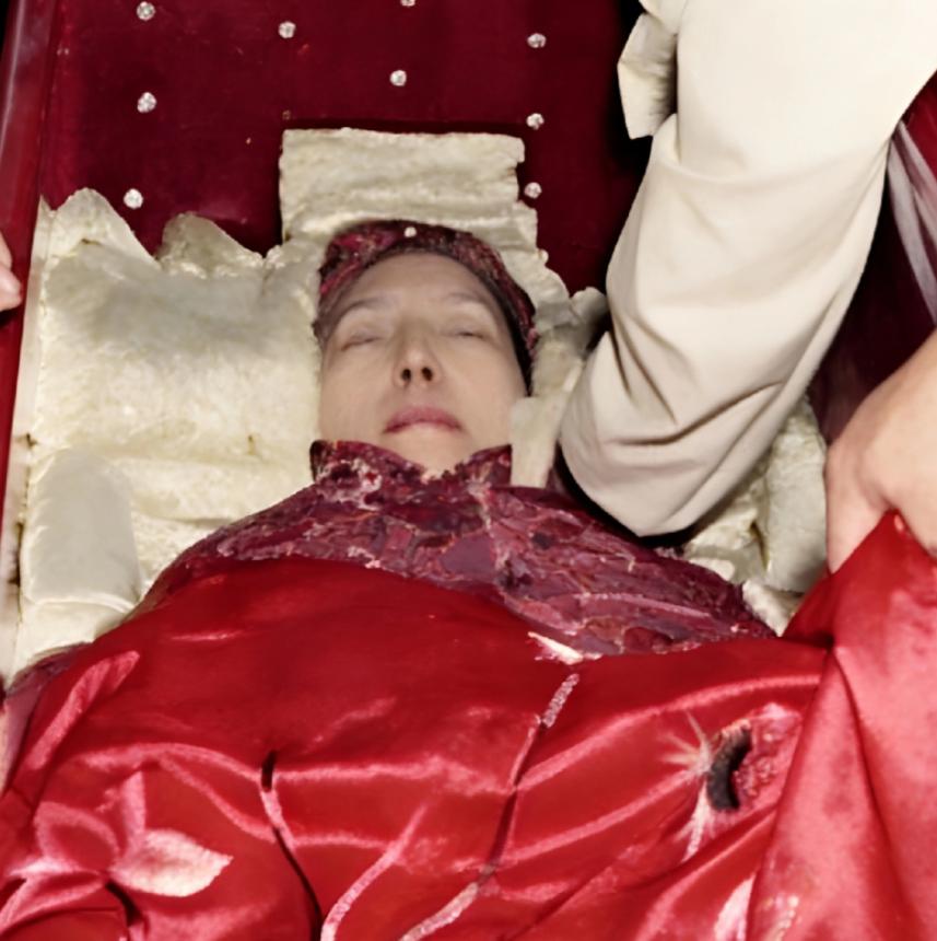 1977年，杜月笙的姨太太孟小冬，安详去世，在入殓仪式上，一张罕见的留影，照片中