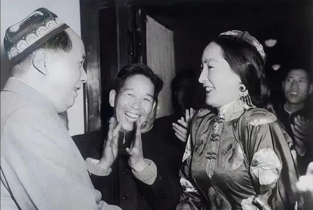这是毛主席和新疆著名舞蹈家康巴尔汉的真实样貌，都看看吧，这可不是演员扮演的。毛