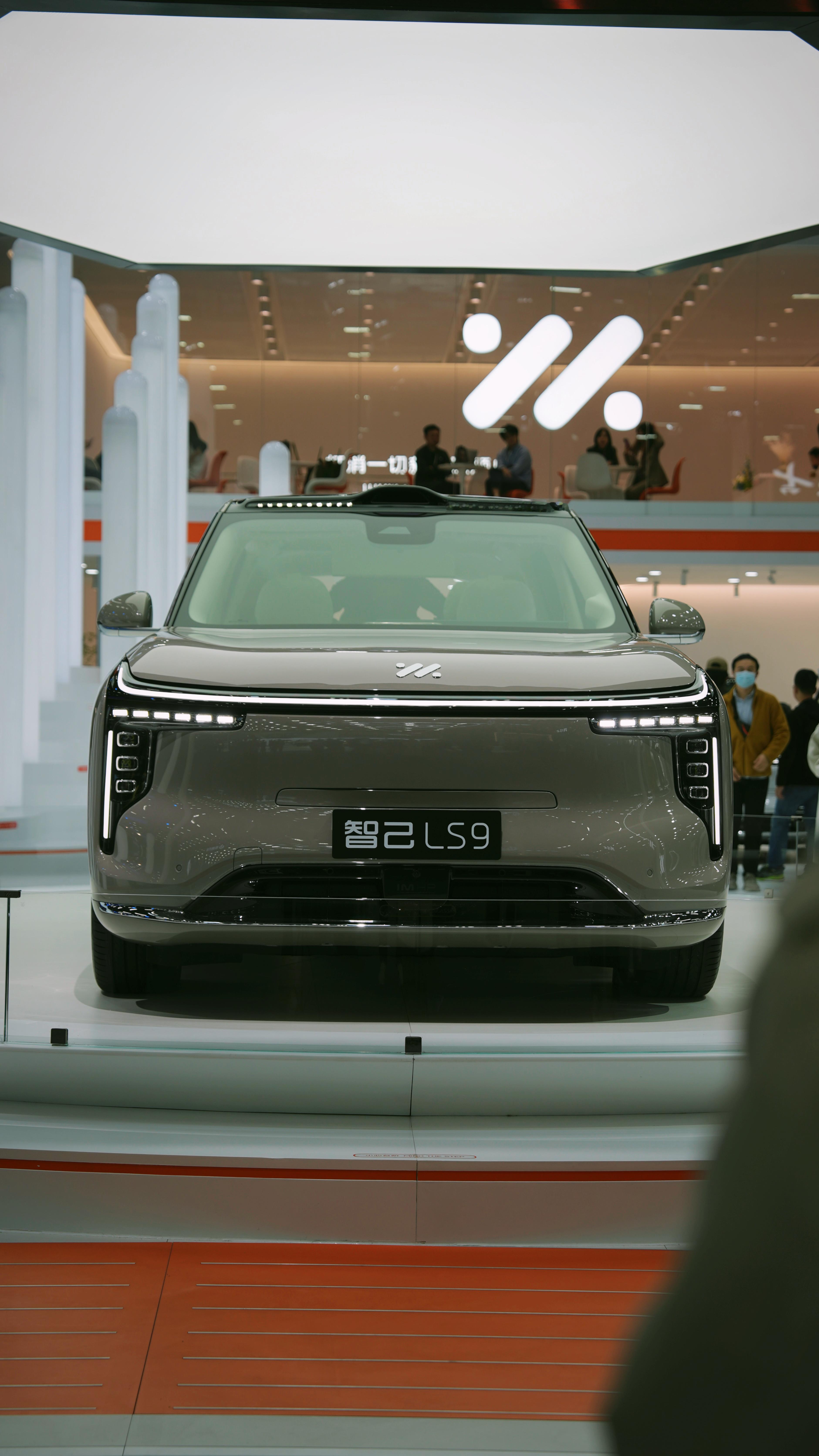 领完红包记得第一时间来看看智己LS9，银色和牛奶色我第一次见，巨大的车身比例