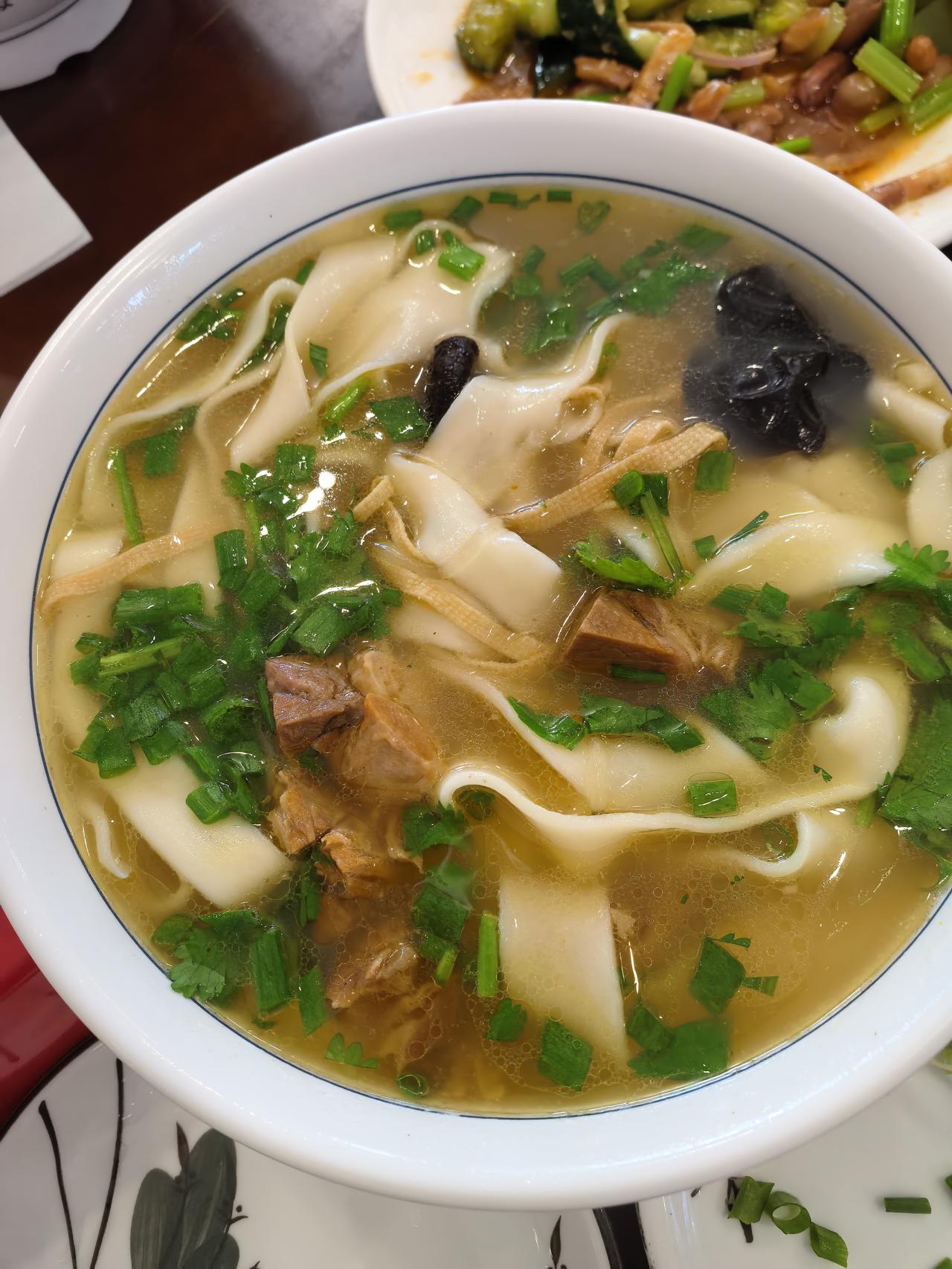 今天中午，在花博公园西头，吃了一碗我们鄢陵的羊肉烩面。鄢陵老家的烩面分大小碗