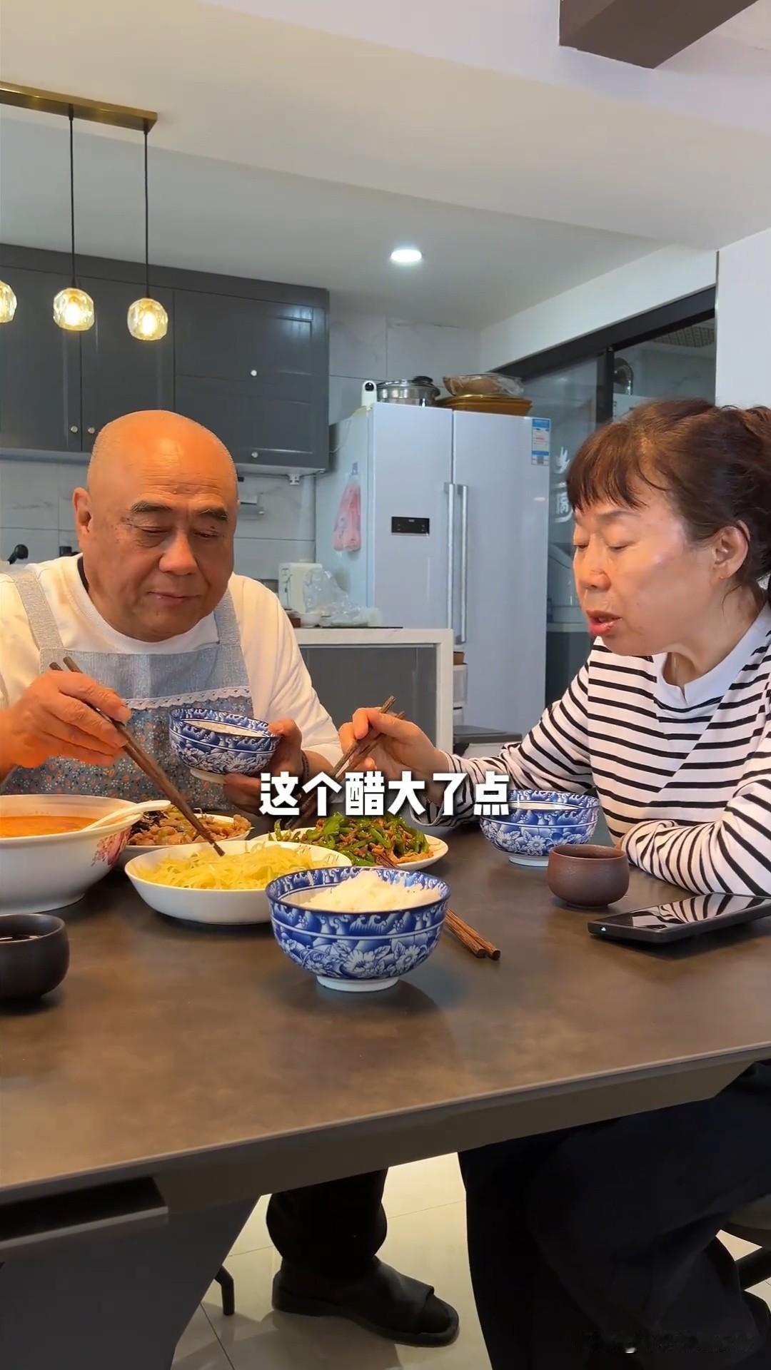 老苏总忙碌了一辈子，从来没做过饭的他居然开始进厨房学做饭了，因为他要给阿荷减轻负