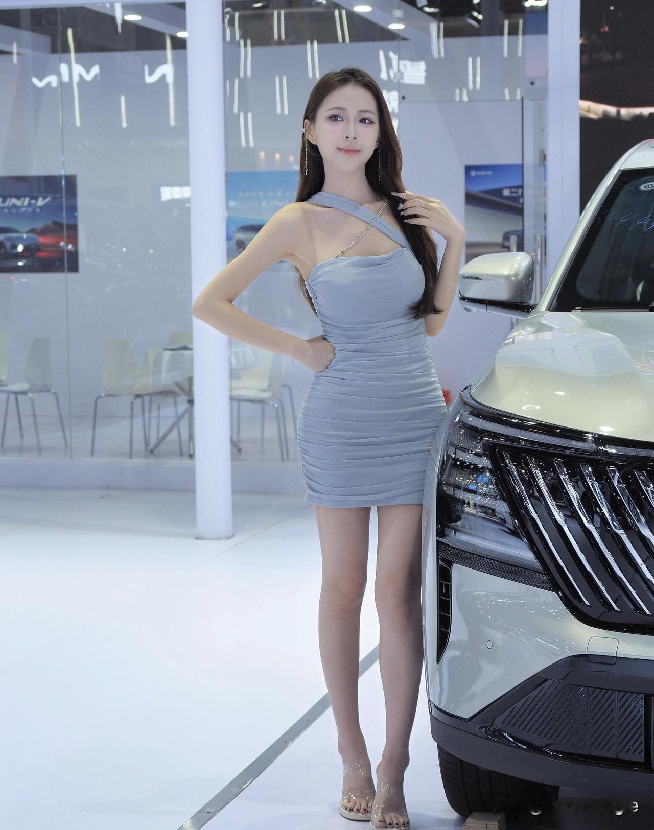 优雅车模与时尚穿搭，尽显现代都市魅力！💃🚗✨