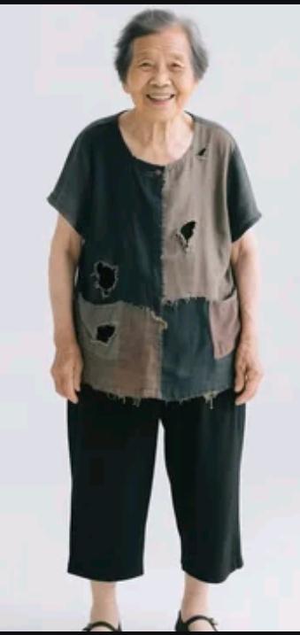 真相竟然是这样。拾废品老人小区里总爱捡废品的王奶奶，昨天被救护车接走了。