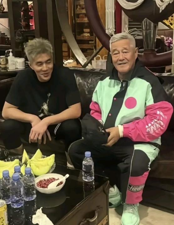 赵本山这一身黑红绿的搭配，还穿了一双绿色的鞋子，这组合在咱平常老年人的穿着里可是
