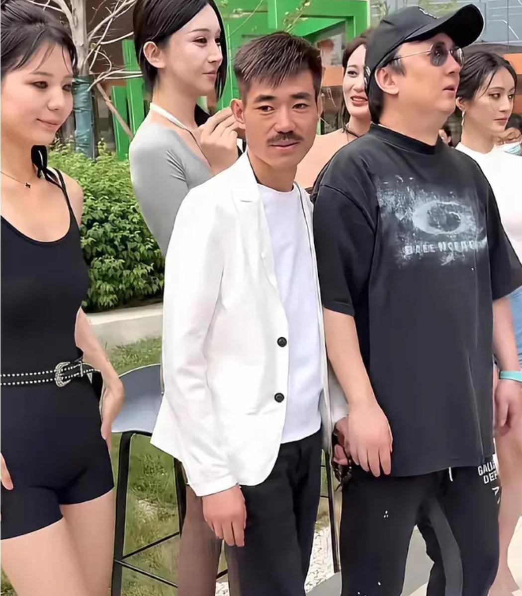 “我就想问一句：这种高仿王思聪，租场地、找群演、带一群美女‘女保镖’演戏，真的有