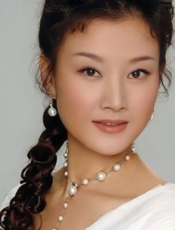 当年她跟丈夫罗浩结婚整整13年都没生孩子，外界一度打上标签，以为这俩顶尖艺术家要