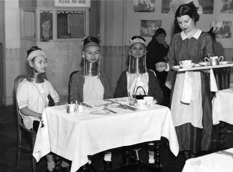 恰饭冇？（1935年英国，来自缅甸的长颈女孩）