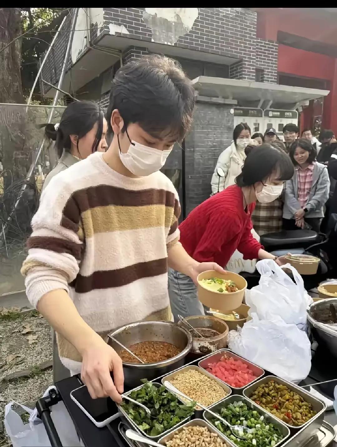 复旦大学研究生费宇在主动中断学业后，于成都知名学府川大华西校区支起一方小摊，凭借