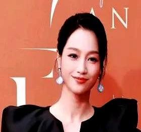 周一围啊周一围，你说你呀，娶谁不好，现在好了，你老婆朱丹又出大事了。最近综艺里