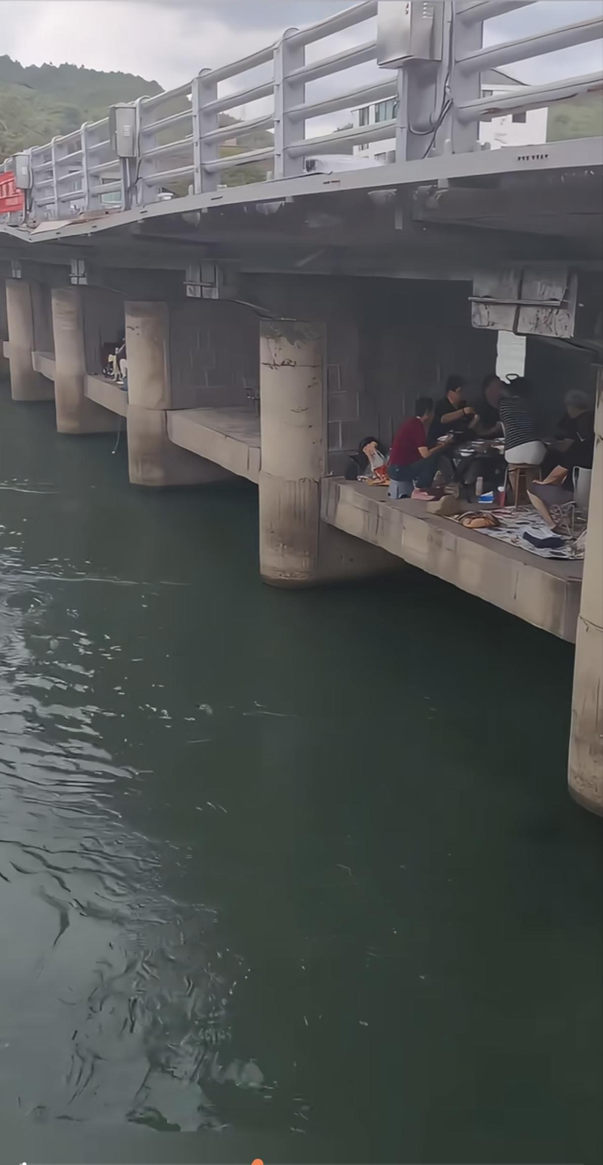 宁波的这座桥出名了，看着很惬意呀，没护拦，怕小孩子不小心掉下去。竟然没钓鱼佬，挺