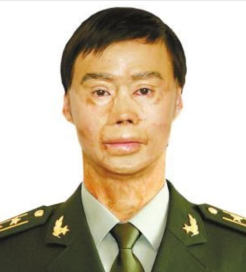 1995年，一名解放军战士在乘车回部队的途中，劝司机不要停下加油，但司机