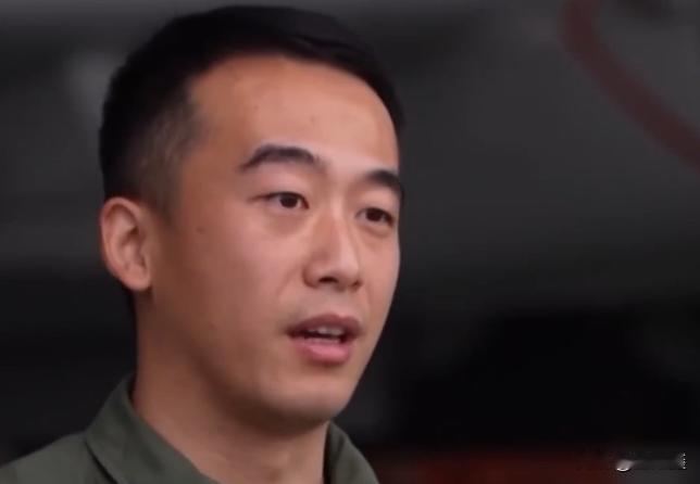 轰-6K和辽宁舰飞行员沟通有暗语！一句话，听出中国军人的底气“我想到一点，他