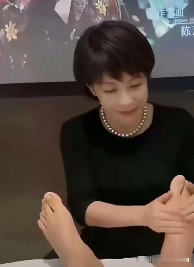 昨晚去足浴店，点了一个洗脚妹，总感觉她长得像某个人。可又想不起来是谁？给她聊天，