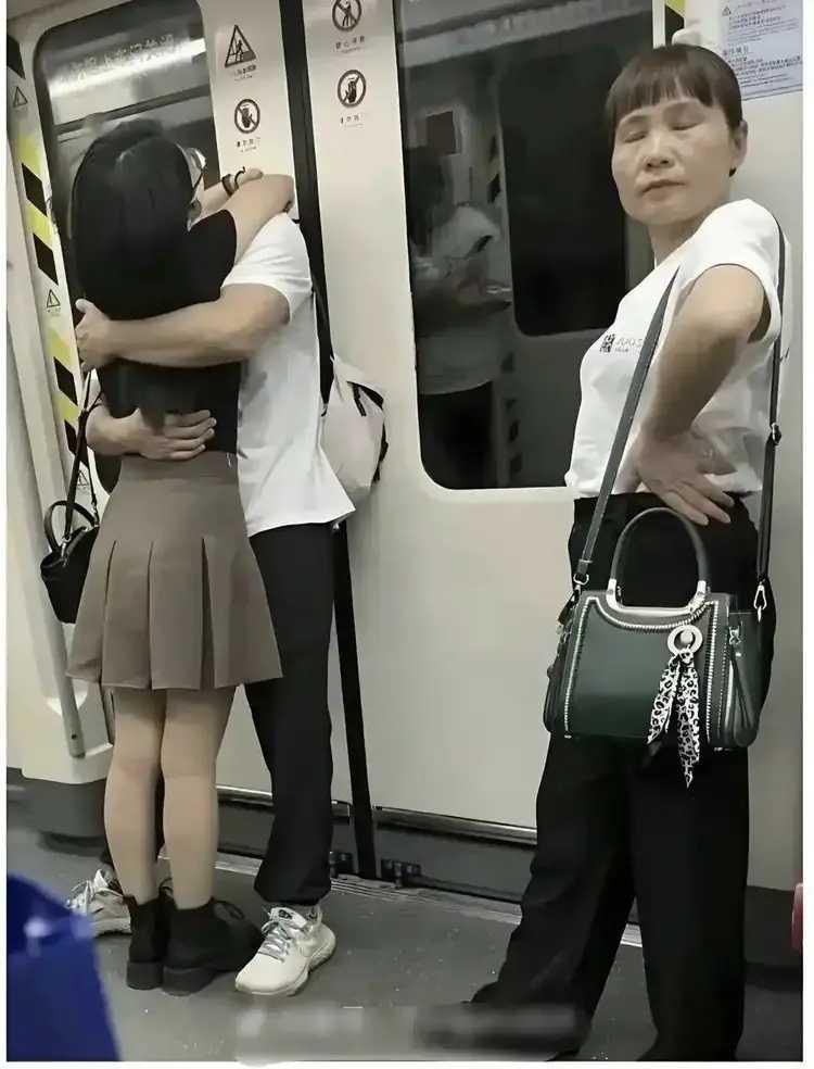 唉，在车厢里里便旁若无人的卟唧卟唧，这些小青年，真的没眼看。