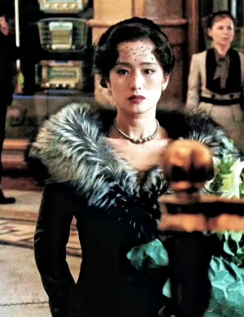 巩俐1986年的手写稿曝光！字迹遒劲有力，笔锋凌厉不拖沓，完全不像随便写写的样子