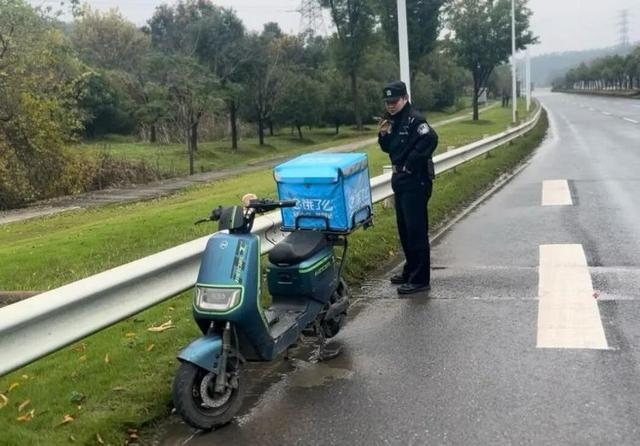 隧道口一辆外卖电动车静静停放了4天，这反常的一幕让花山街派出所民警揪了心。