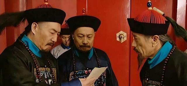 1751年，乾隆下令抄了老师张廷玉的家，一下子搜出了36万两银子，乾隆冷笑一声，