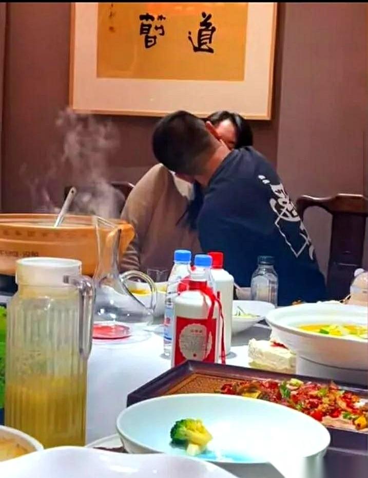 男人自己连一杯15块钱以上的奶茶都舍不得喝。可一旦他的存款超过500万，不管是