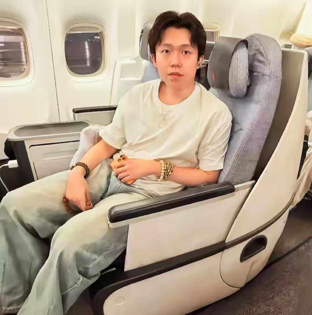 国乒这次出征，机舱座位安排挺有看点：作为本届赛事新任男队队长的王楚钦主动让出舒