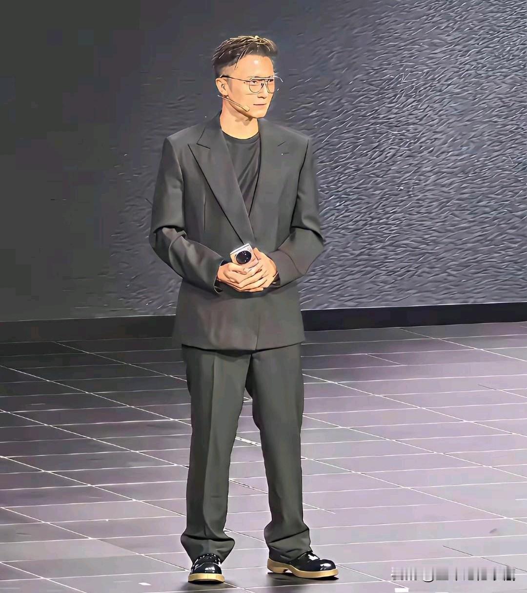 酷帅十足的谢霆锋穿西装太难看了！谢霆锋外型独特，气质天然，五官精致棱角分明，总给