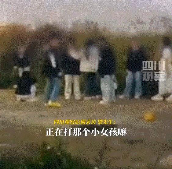 广西柳州，一大哥驾车途中路遇一女孩被一群人霸凌，大哥见状后二话没说，停车就立即上