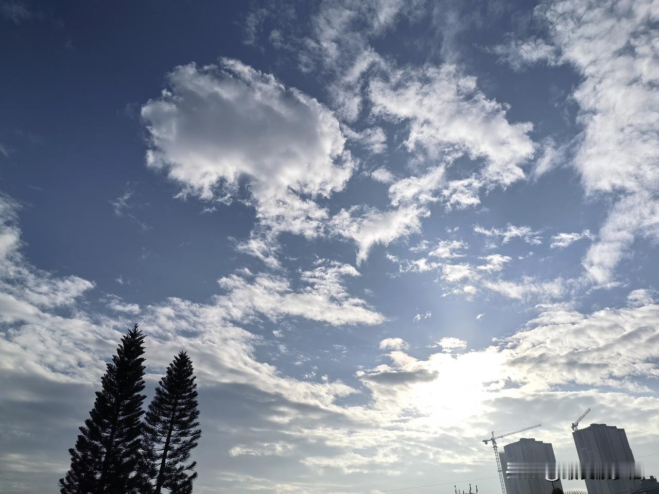 广东：6日傍晚到7日中等强度冷空气南下影响我省！今天（5日），广东大部多云，