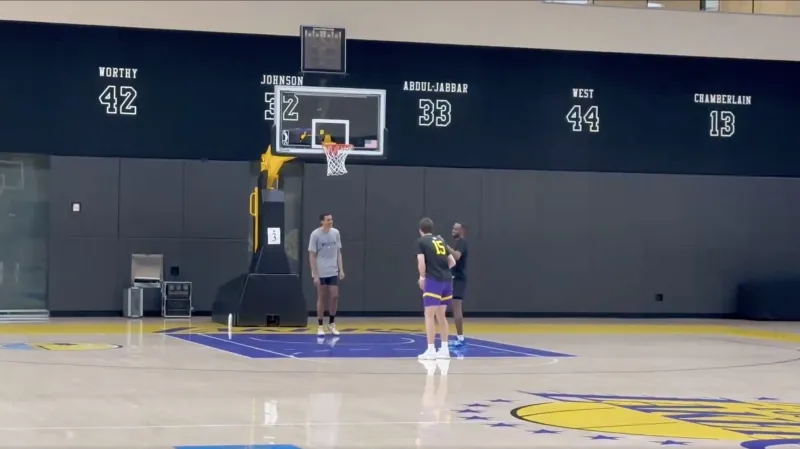 据湖人随队记者DaveMcMenamin报道，洛杉矶湖人队后卫奥斯汀-里夫斯在