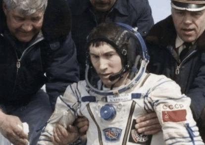 1991年，苏联一名宇航员刚飞上太空，国家解体了。联盟TM-13飞船的警报灯