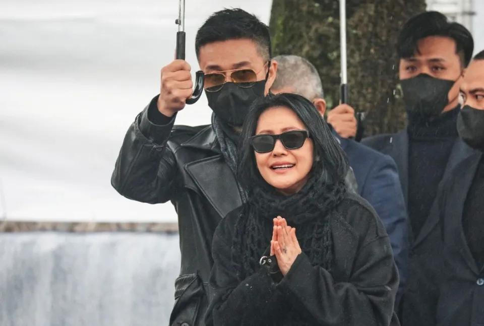 小S老公否认私联大S粉丝，S妈公开维护女婿。小S老公许雅钧被曝在去年大S去世