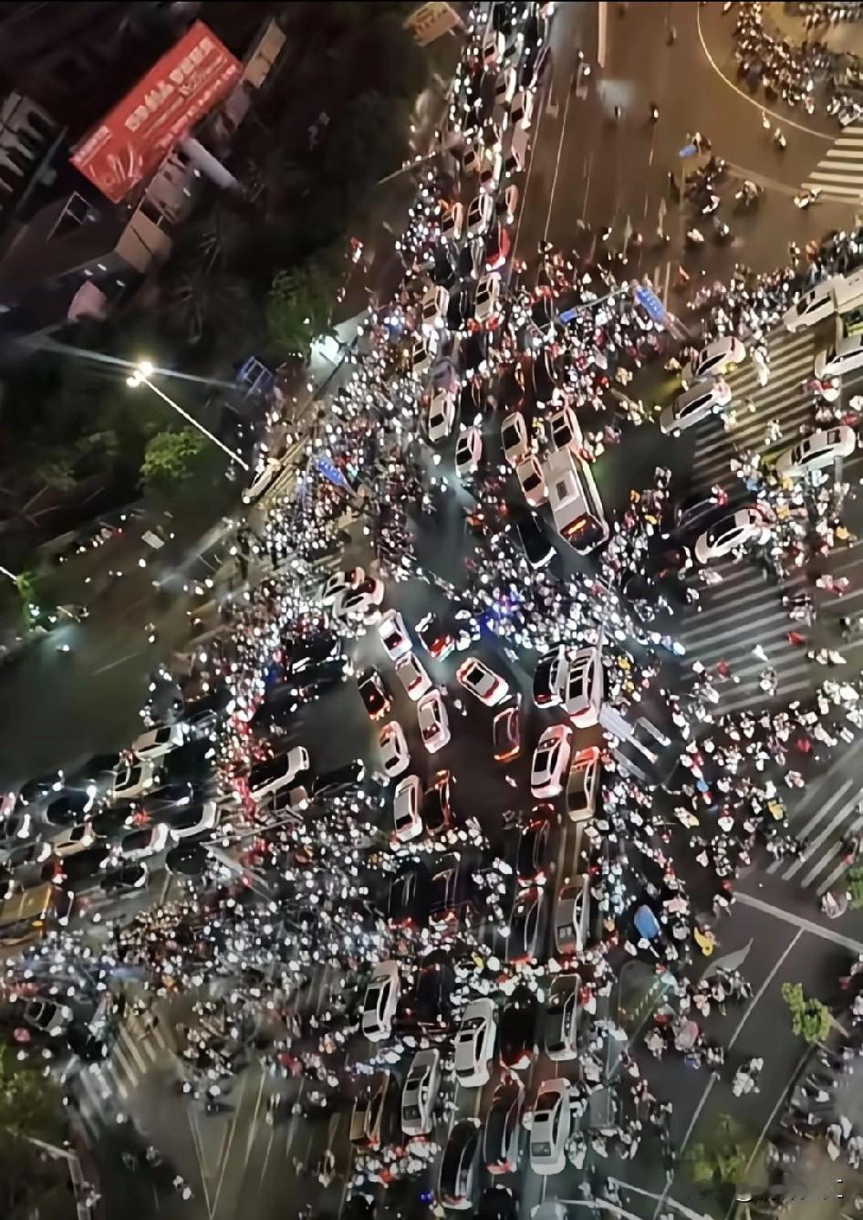 不久前有网友把湛江市人民大道鼎盛广场旁红绿灯🚥位置的交通状况照片发上网络，看到