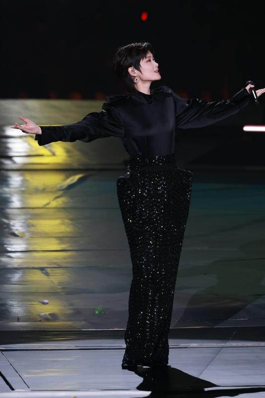 李宇春在最新演唱会中再次颠覆自我，新造型引发全场热议。在2026年3月15日的