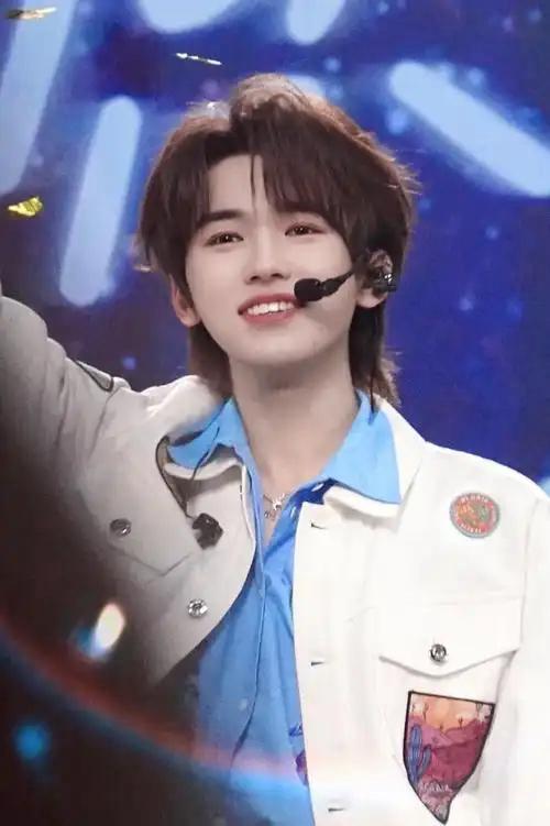 近日，在《王牌对王牌》节目中，宋亚轩和穆祉丞两位少年团成员挑战了一字马动作，试图