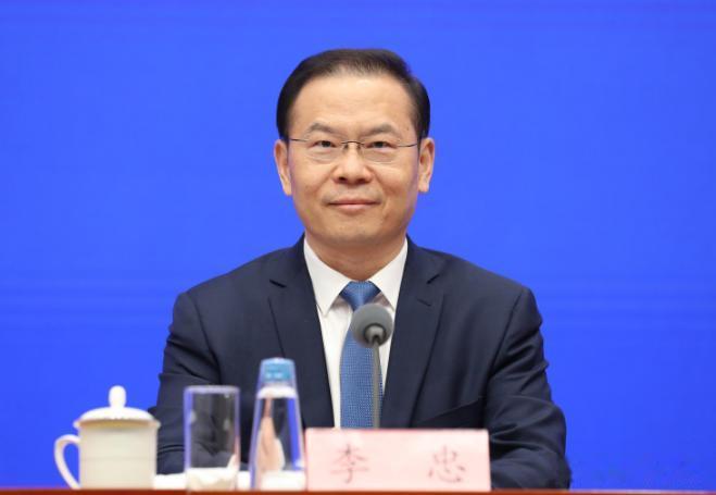 10月10日国新办发布会落幕，退休人员最惦记的那句话——2026年养老金还调不调