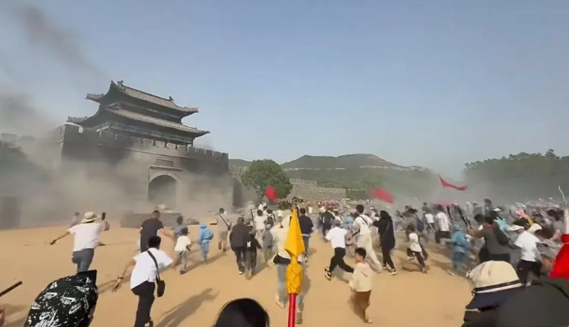 今年五一游客杀疯了啊，临沂跟着团长打县城，现场硝烟弥漫，无人机都用上了，俘虏了日