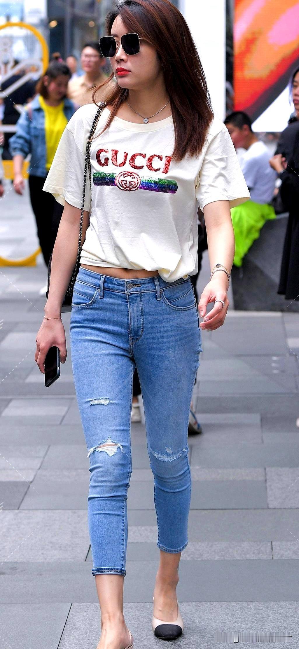 最近爱上了复古GUCCIT恤搭破洞牛仔裤的穿搭，超有范儿！就说【XUANYAN