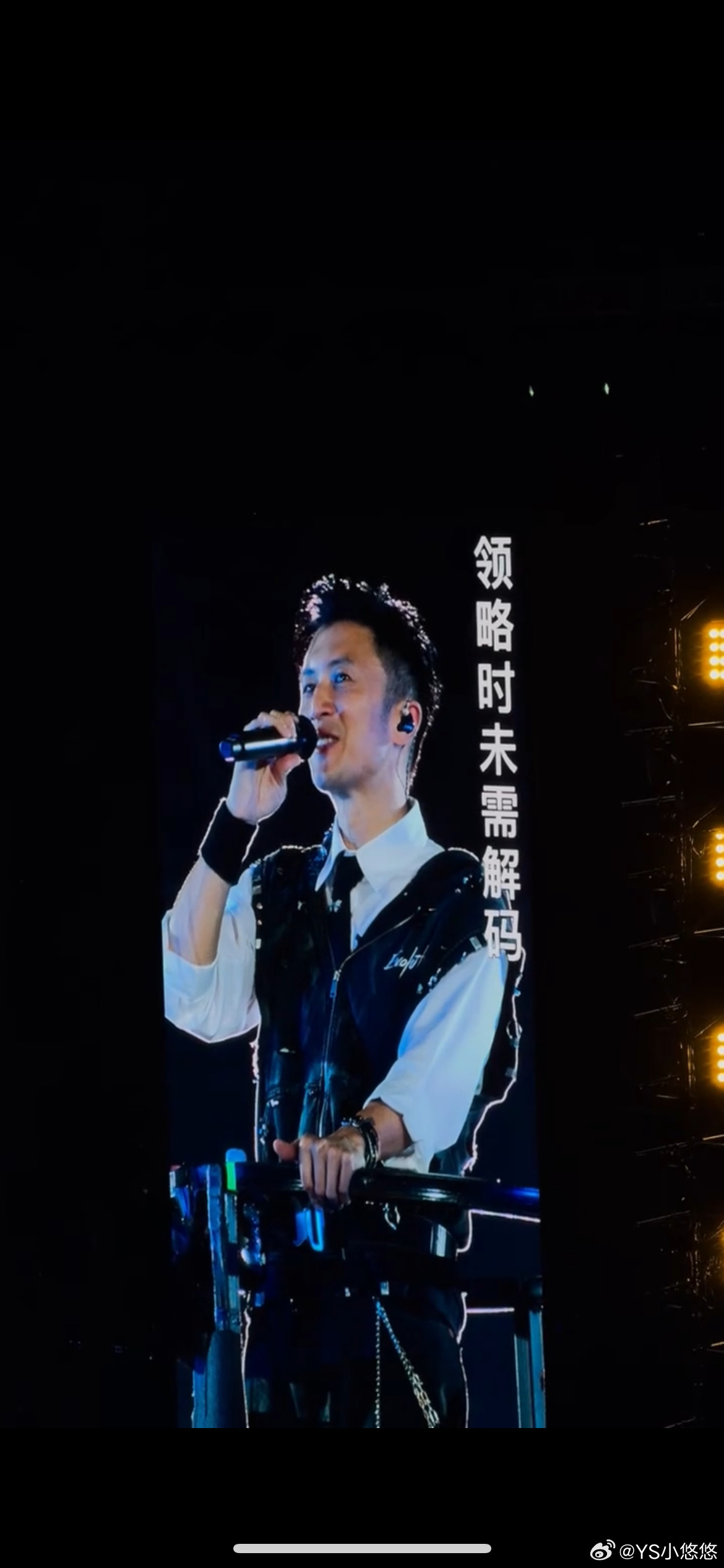 就这样在谢霆锋面前大亲特亲谢霆锋开演唱会兼职证婚人羡慕现场所有人，在谢霆锋演唱