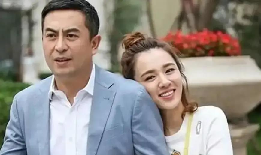 娱乐圈总有人传，只要张嘉益一接新本子，女一号的位置雷打不动肯定先递给王晓晨。马上到了2026年，由张