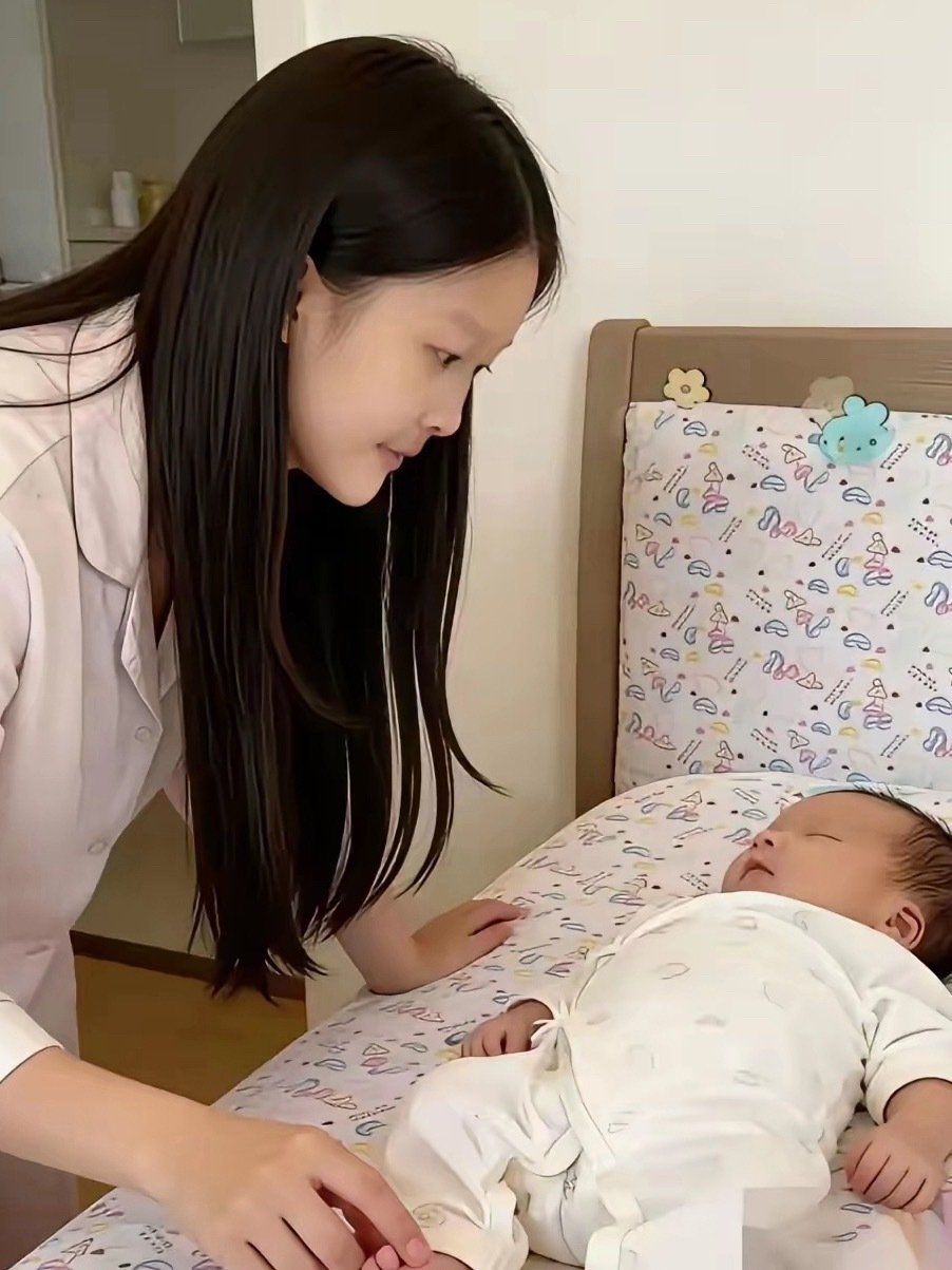 小玥儿的长相和大S简直一模一样，只是眉眼间总带着一丝淡淡的忧郁气质。​