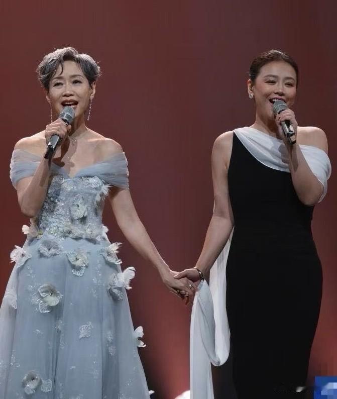 “2026湾区升明月”，叶童和马思纯同框，真的太典型了。马思纯这半年瘦得没话说