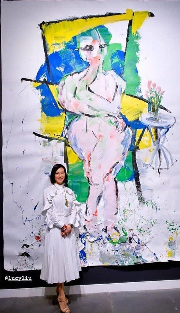 拿起画笔的刘玉玲也很有魅力。她曾经多次举办过个人画展，绘画是她艺术表达的重要部分