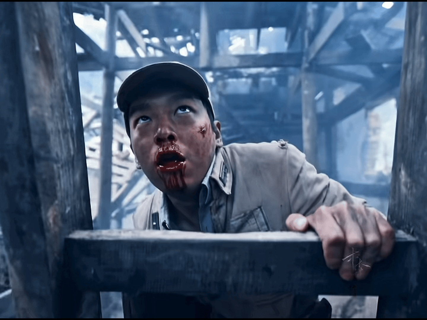 得闲谨制的镜头语言太牛了，老麻掉下来的时候，老肖正在往上爬，而得闲正在给自己身上