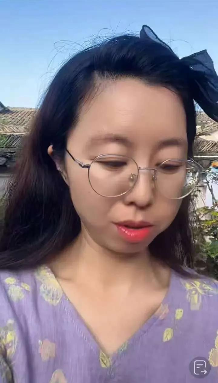 田静说，就不用美颜，真实点比较好！为啥与老杜这么像呢？真的不理解。太老了，牙