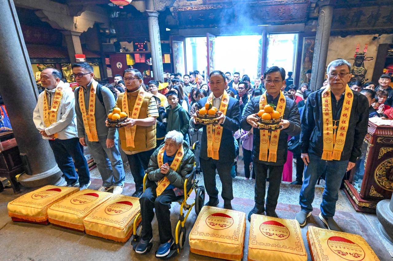 吉打州务大臣在助选台上说："华人有中国，马来人只有马来土地。"这话刚落地，202