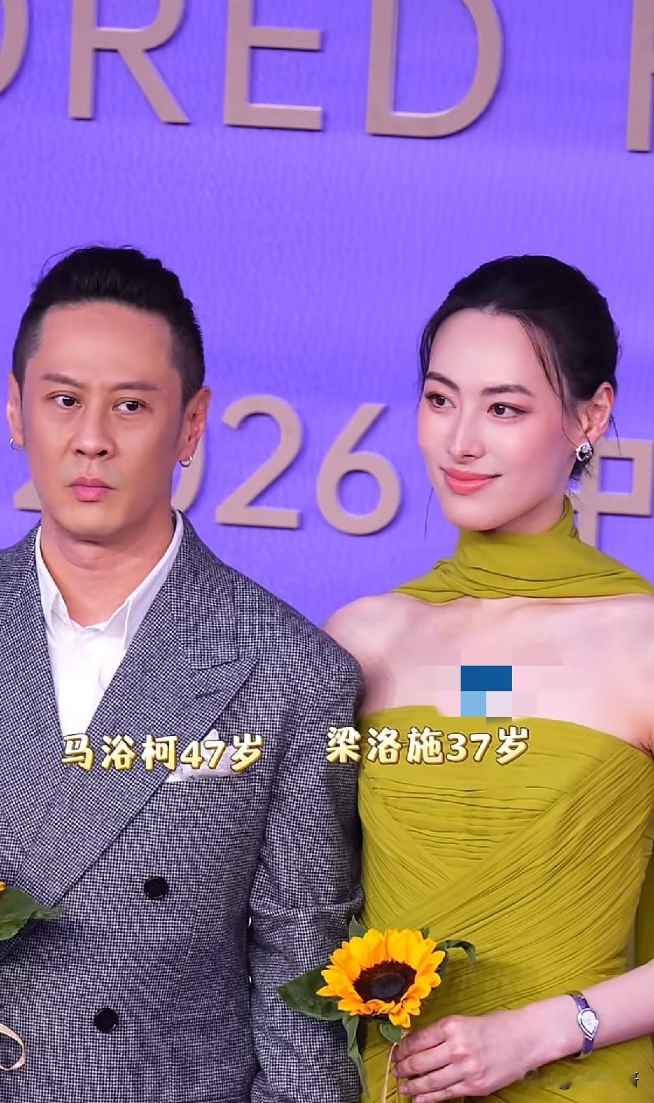 百花奖红毯太好磕！梁洛施马浴柯十指紧扣亮相，状态差距引网友热议百花奖红毯名