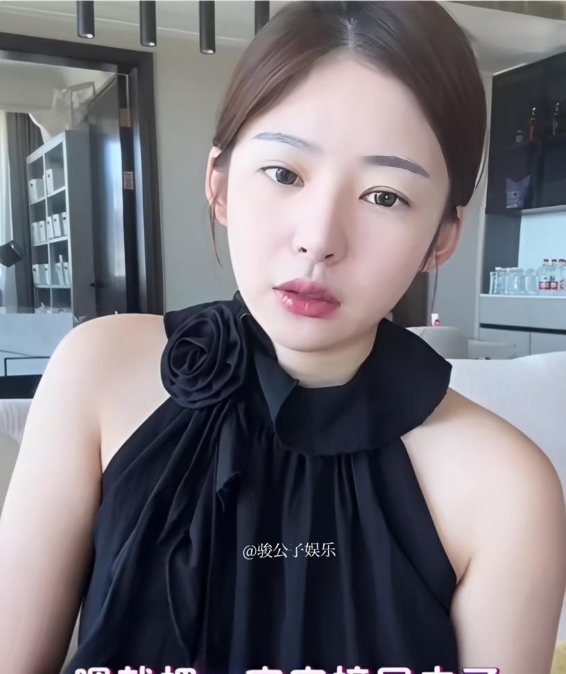 黄一鸣说把孩子送回安徽老家了。之前，为了孩子的教育，黄一鸣把孩子接到杭州来上学了