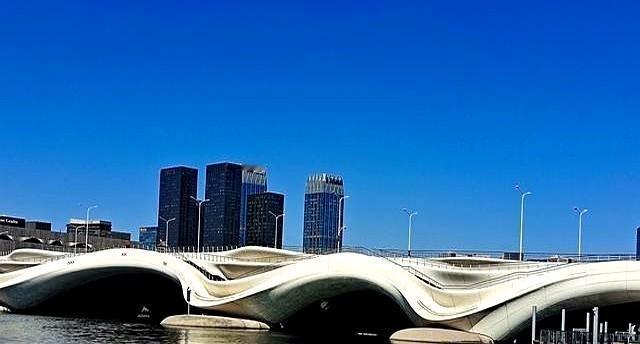 早上五点的路，比闹钟还准时。跑完三公里，血压降了，血脂稳了，体检单上的箭头悄悄