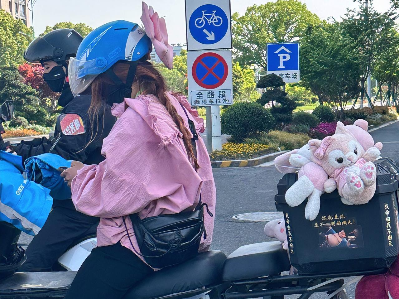 女外卖骑手越来越多发现一个现象，女外卖骑手正在变得越来越普遍，过去送外卖似乎是