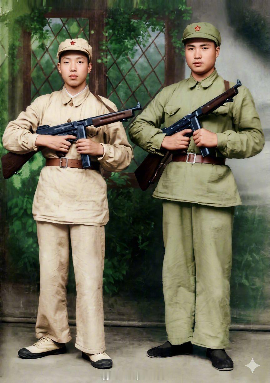 照片中的历史入朝作战前两名志愿军战士在照相馆留影，请注意他们身穿苏军形式的50